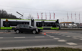 Rano na ul. Sikorskiego w Olsztynie auto osobowe zderzyło się z tramwajem